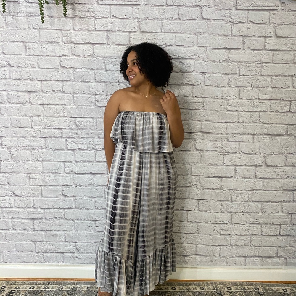Cute and flowy jumpsuit is made from a lightweight material.